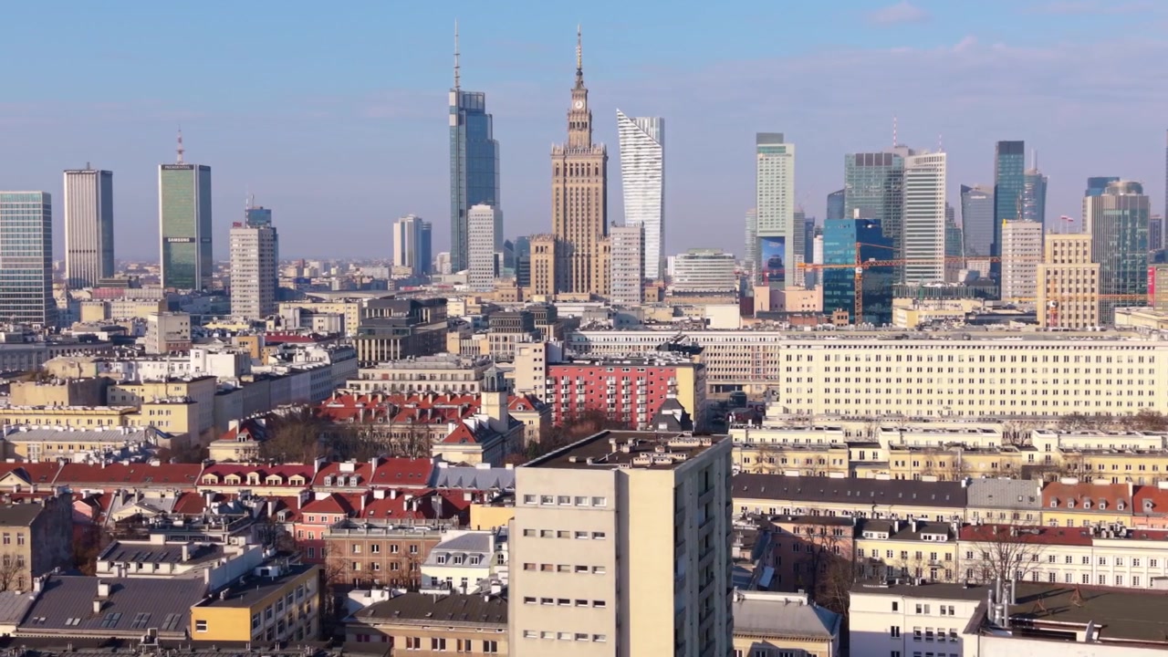Pemandangan Kota Keemasan. Cakrawala Cerah dengan Menara-Menara Terkemuka. Perspektif Udara Warsawa yang Memukau, Menampilkan Landmark Menjulang Tinggi di Bawah Cahaya Keemasan, Sempurna untuk Promosi Visual.