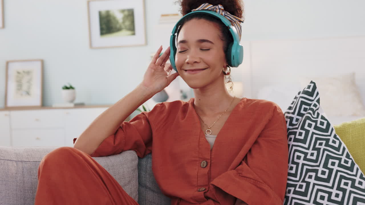 mujer brasileña, auriculares de baile o música