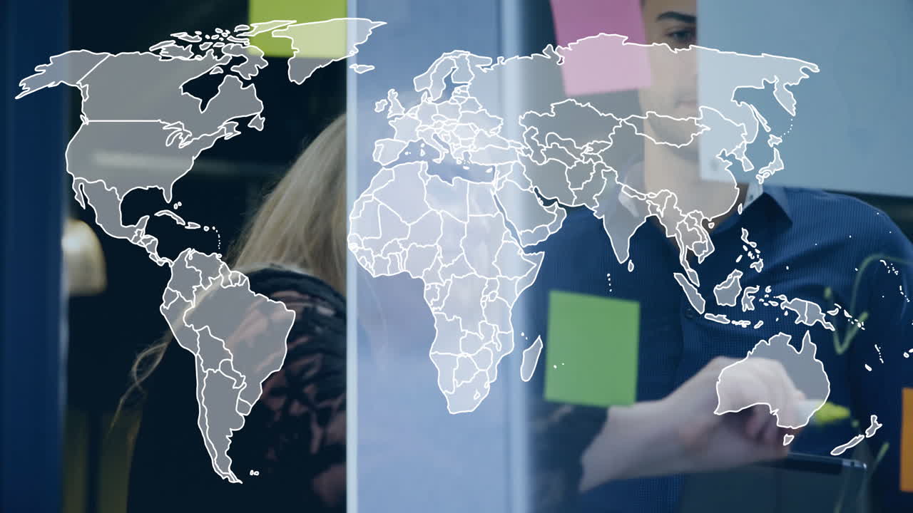 animación del mapa del mundo sobre diversas personas de negocios en la oficina