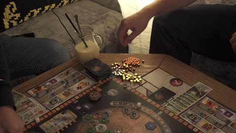 hombre caucásico jugando al juego de mesa, vista de primer plano de ángulo alto de la cabeza y la mesa