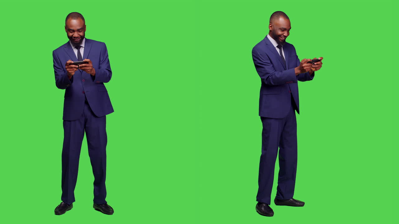 Homem de terno jogando no celular em um plano de fundo verde
