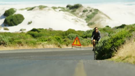 triathlète à vélo sur la route de la campagne