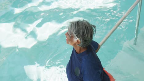 Video-Von-Glücklichen-älteren-Afroamerikanischen-Frauen,-Die-Im-Pool-Schwimmen