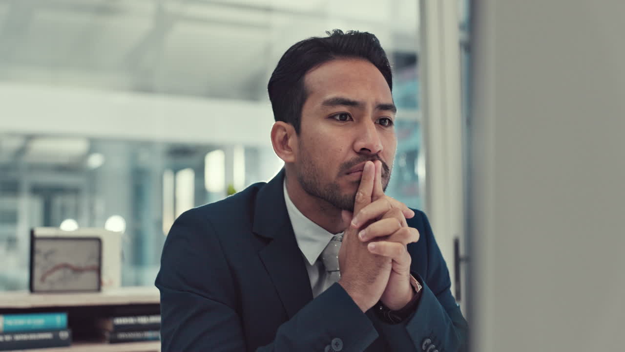 hombre de negocios, pensar y tomar decisiones en la computadora