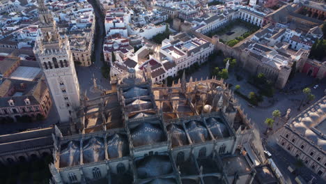 Sonnenuntergang-Aus-Der-Luft-über-Der-Großen-Gotischen-Kathedrale-Von-Sevilla-Mit-Dem-Giralda-Turm