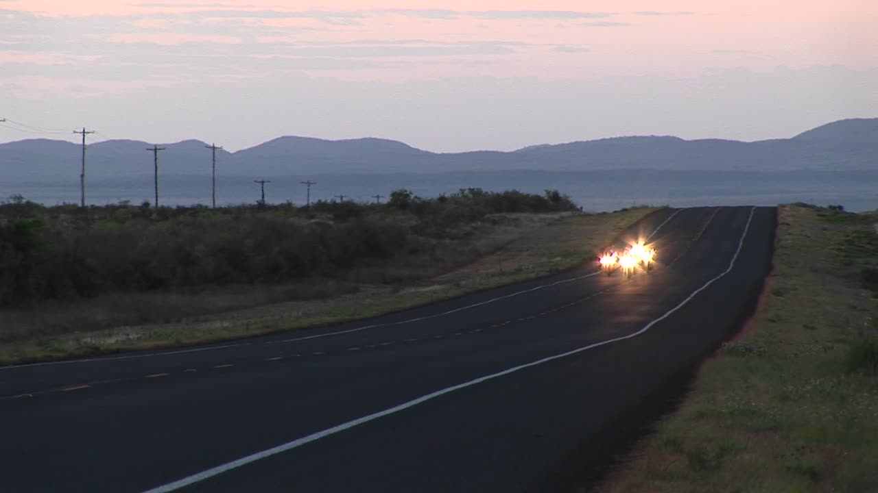 시골 텍사스 도로에서 오토바이 4대의 중간 샷