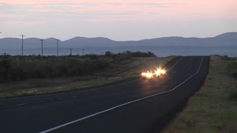 Plano-Medio-De-Cuatro-Motocicletas-En-Una-Carretera-Rural-De-Texas