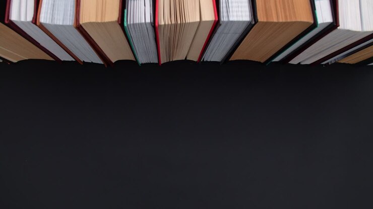 Libri con lettere che cadono