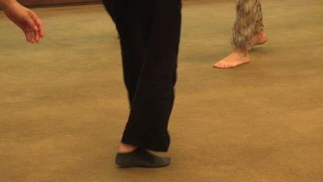 piernas y pies de un ejercicio de baile de un grupo de artistas
