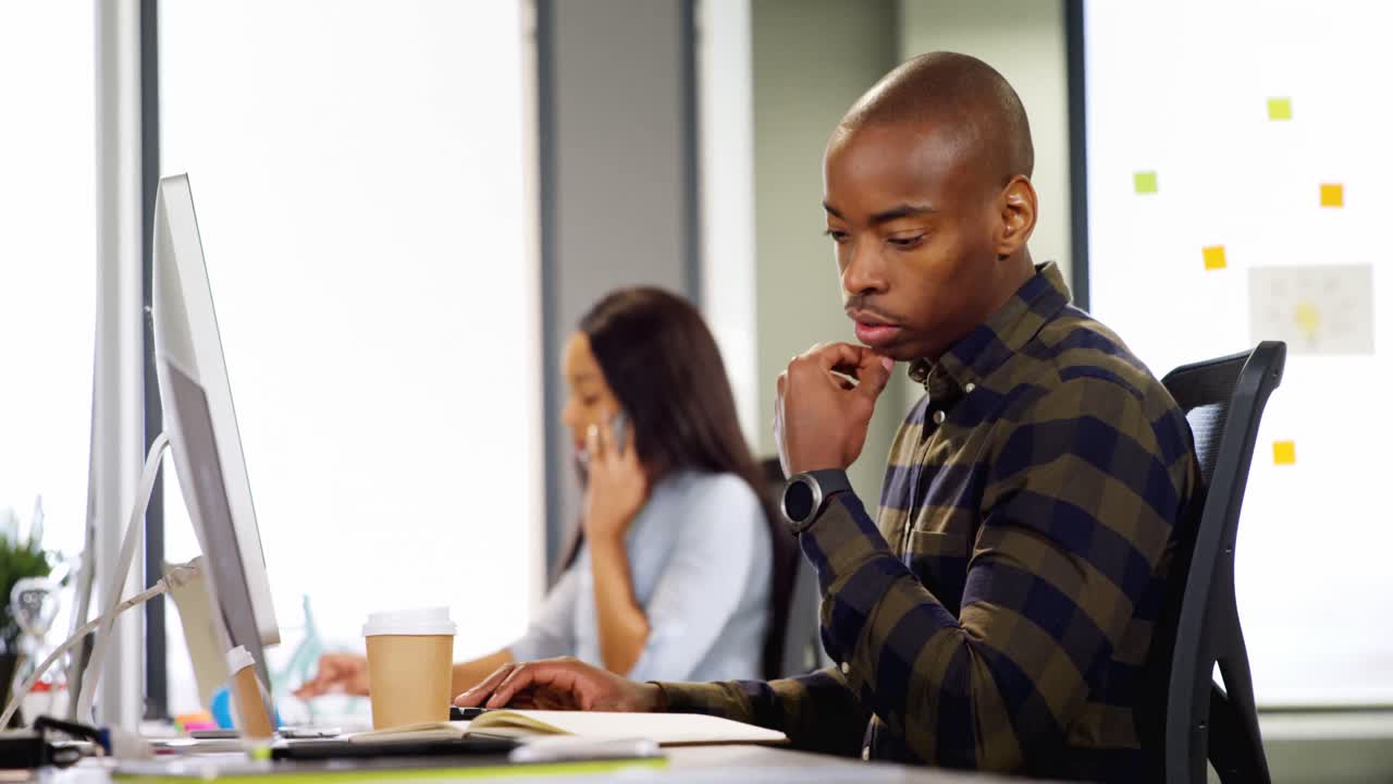 Business colleagues working at desk 4k