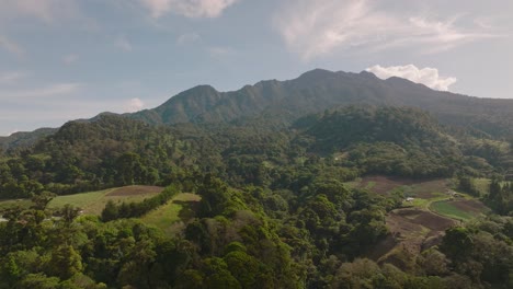 Nuevo-Paisaje-De-Volcanes,-Boquete-Panamá