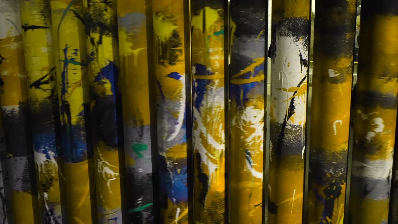 원통형 벽에 추상적인 그래피티 예술