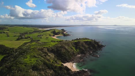 volando hacia atrás sobre coopers beach en la isla norte de nueva zelanda