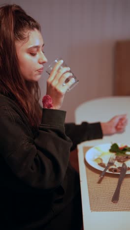 una mujer cenando.