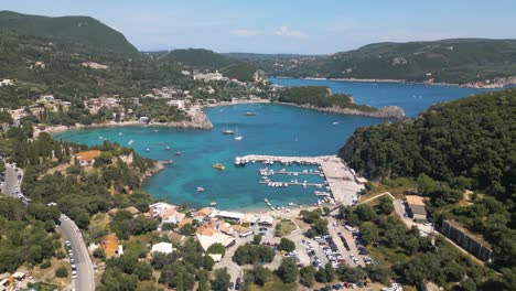 Playa-Paleokastritsa:-Toma-Cinematográfica-De-Un-Dron-De-Establecimiento