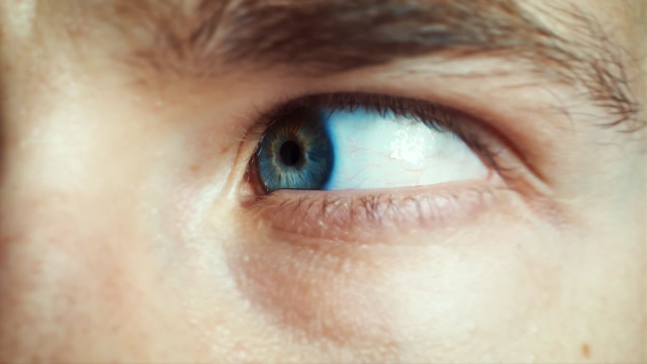 ojo azul mirando a la cámara y luego lejos