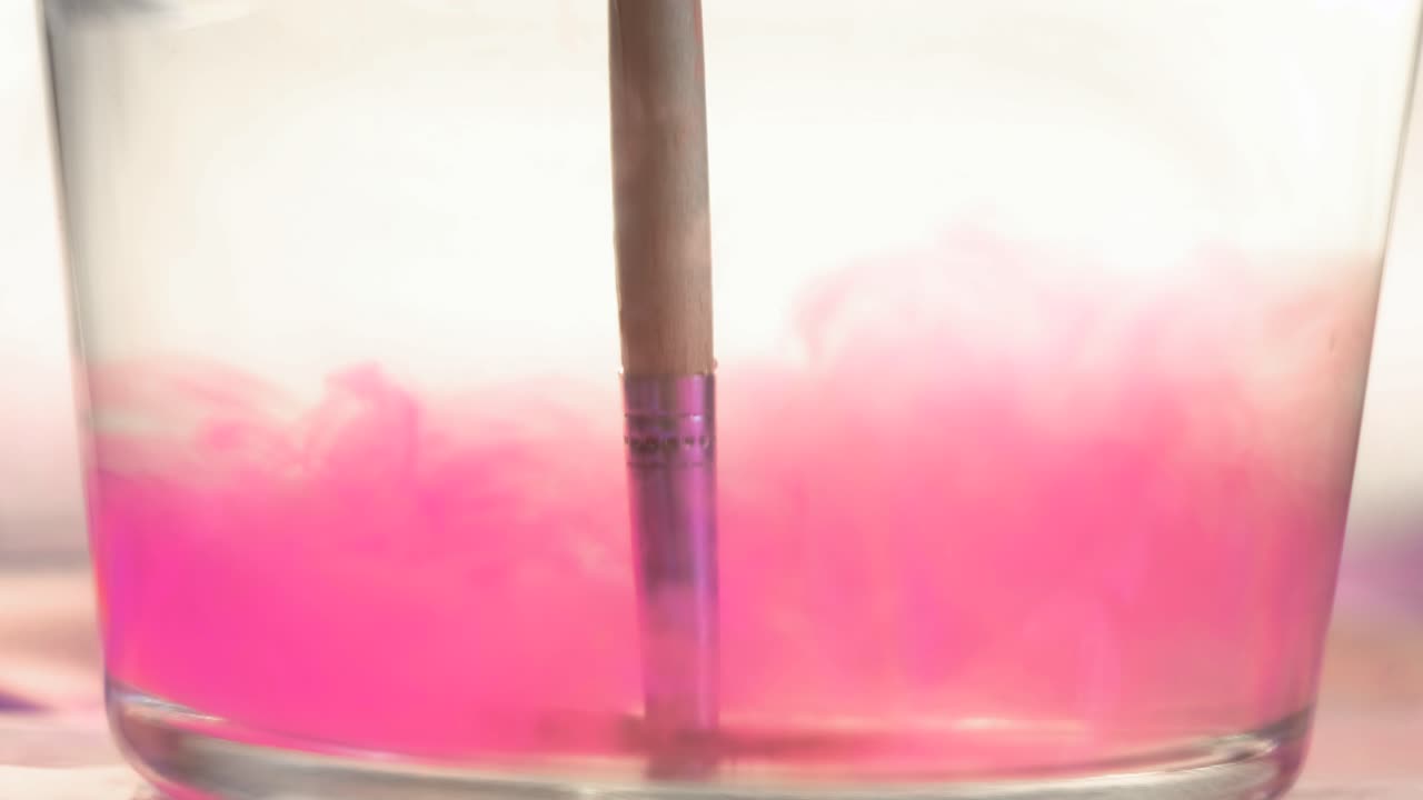 pincel en el experimento de tinte rosa