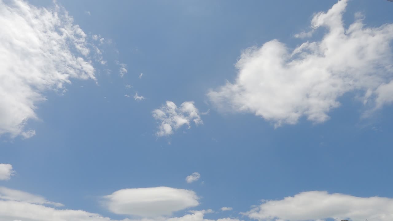 밝은 빛, 빛의 광선, 불꽃, 보케, 빛의 광선이 부풀어오르는 색 구름을 가로질러 빛났다.