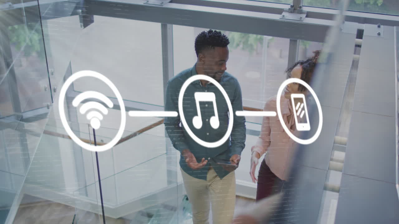 animación de iconos conectados con líneas sobre diversos compañeros de trabajo hablando mientras suben escaleras.