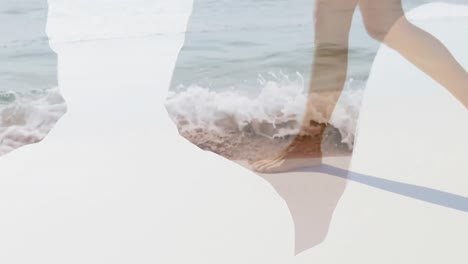 animación de corazones texto de negocios sobre feliz pareja caucásica senior aplaudiendo en la playa.