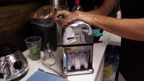 preparación de bebidas con afeitador de hielo y exprimidor