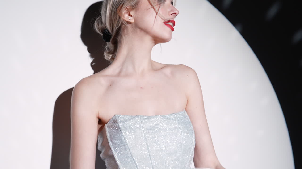 디스코 공 을 들고 있는 여자