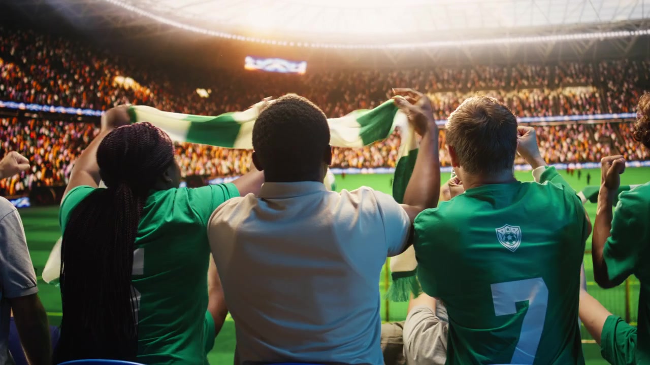 サッカーの試合中、チャンスを逃してフェイスパームをするサッカーファン