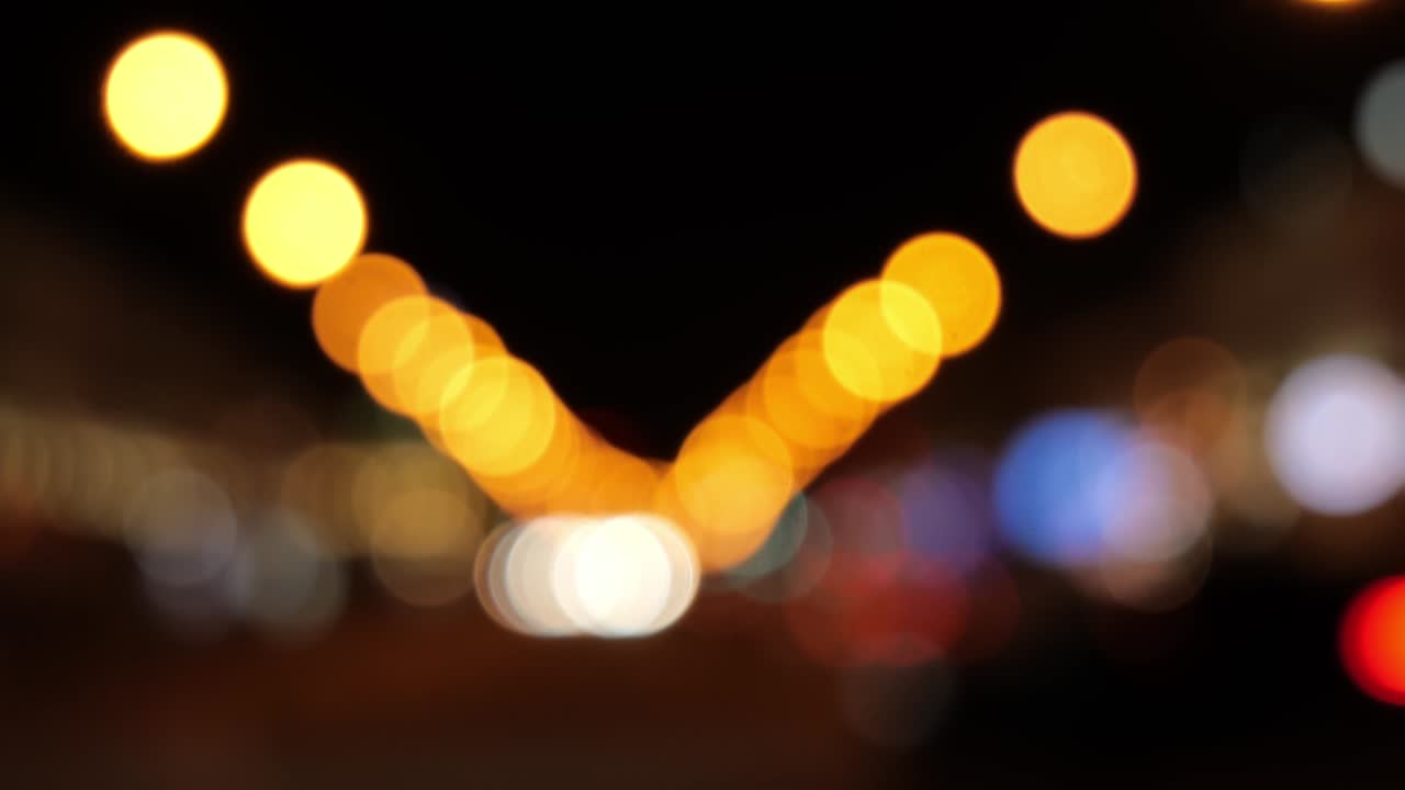 el tráfico nocturno en borrón. las luces nocturnas de la ciudad.