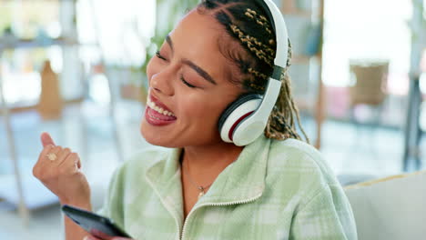 Woman-with-smartphone,-headphones