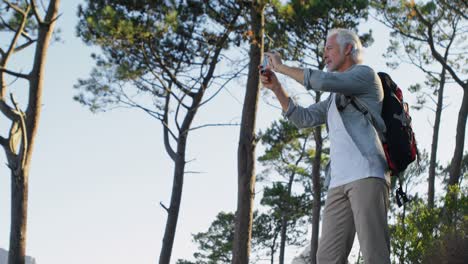 Hombre-Mayor-Haciendo-Clic-En-Fotos-Con-Teléfono-Móvil-En-El-Campo-4k