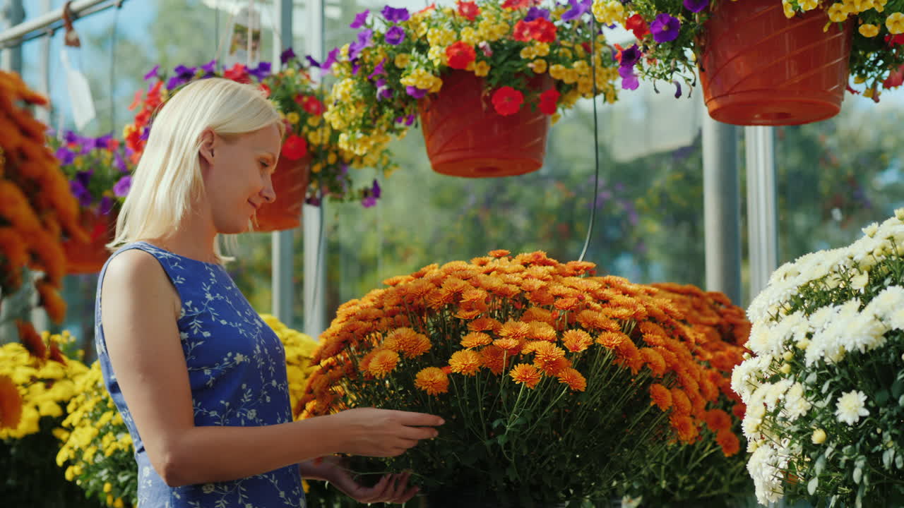 mujer mirando flores en un vivero