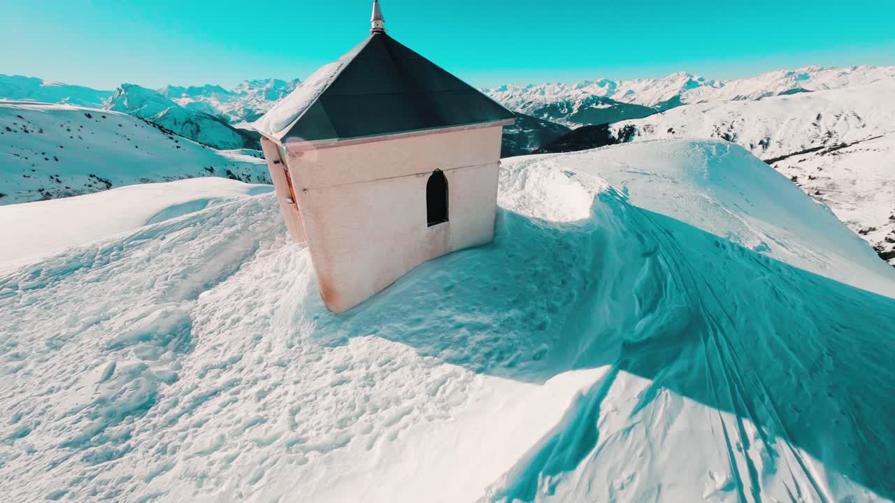 toma de rotación rápida fpv alrededor de una pequeña cabaña de esquí en los alpes franceses nevados