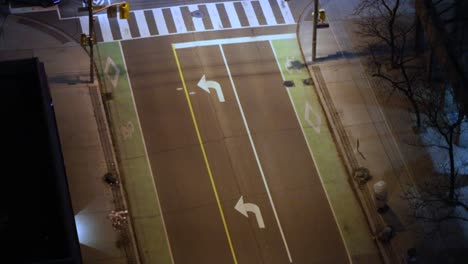 vista aérea de los coches circulando por el centro de toronto.
