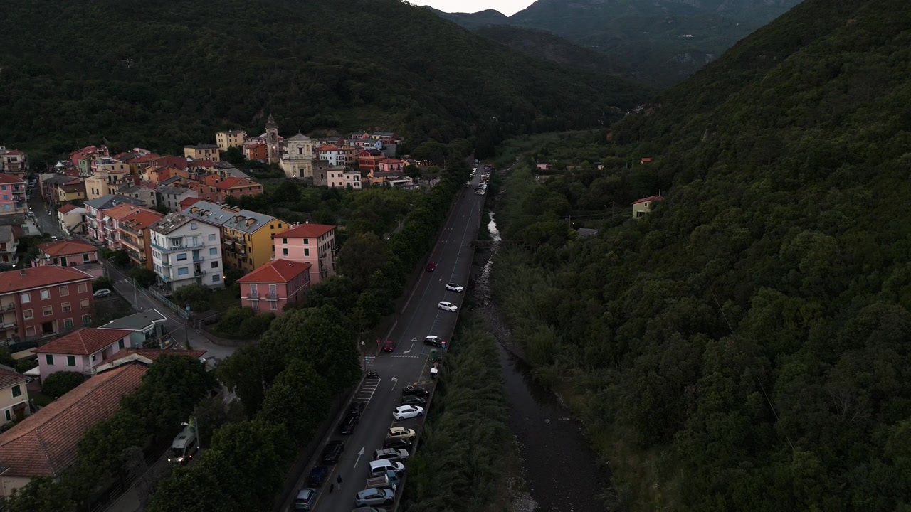 Veduta aerea panoramica della valle di Deiva Marina e della città di Corbara durante le ore del crepuscolo.