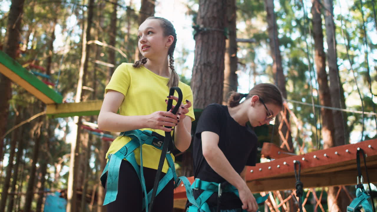 모험 캠프에 있는 사람들