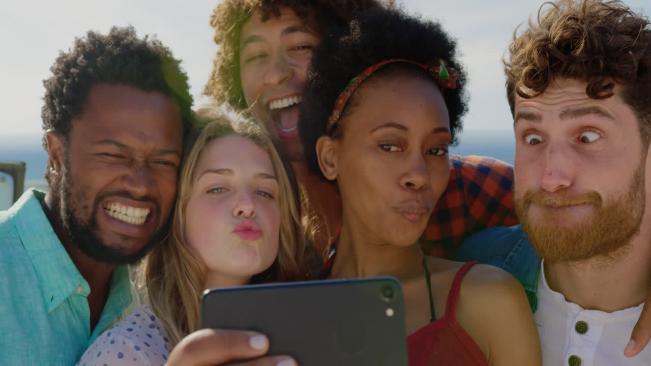 amigos jóvenes tomando selfies con la tableta 4k
