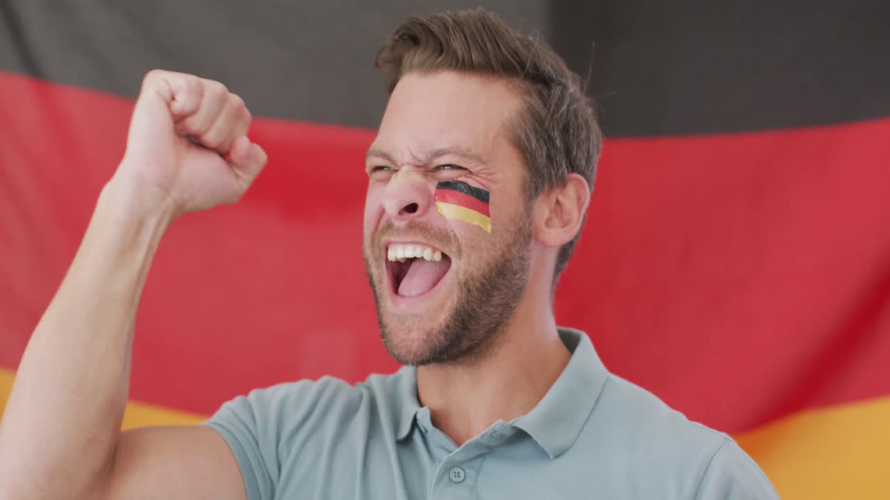 Video di uomo caucasico eccitato con bandiera della Germania che guarda una partita in TV
