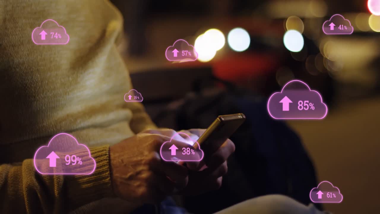 animación de nubes digitales con un porcentaje que sube sobre el hombre que usa un teléfono inteligente
