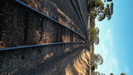 moviéndose cerca de los rieles del tren en australia occidental