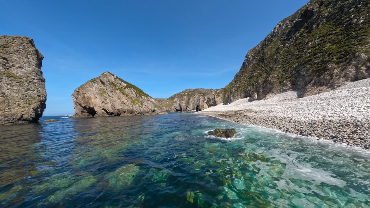 글렌로 베이 코에서 fpv 드론과 함께 낮게 날고 있습니다.