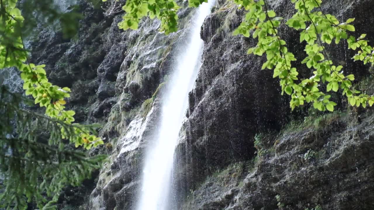 la hermosa cascada de la cascada pericnik en eslovenia