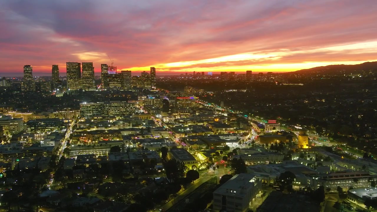 Veduta aerea | Beverly Hills | Century City sullo sfondo | Illuminazione serale.