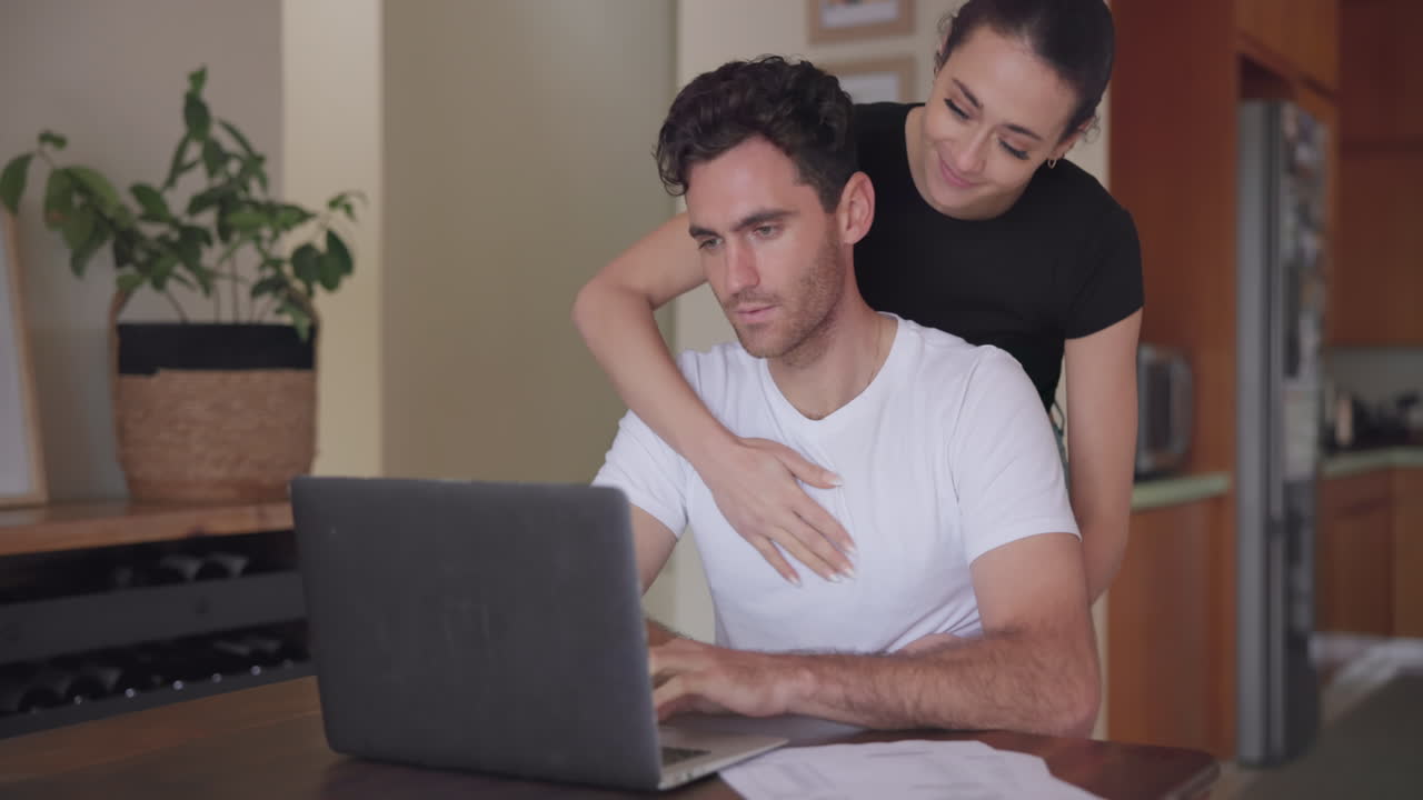 trabajo remoto, amor y abrazo de pareja