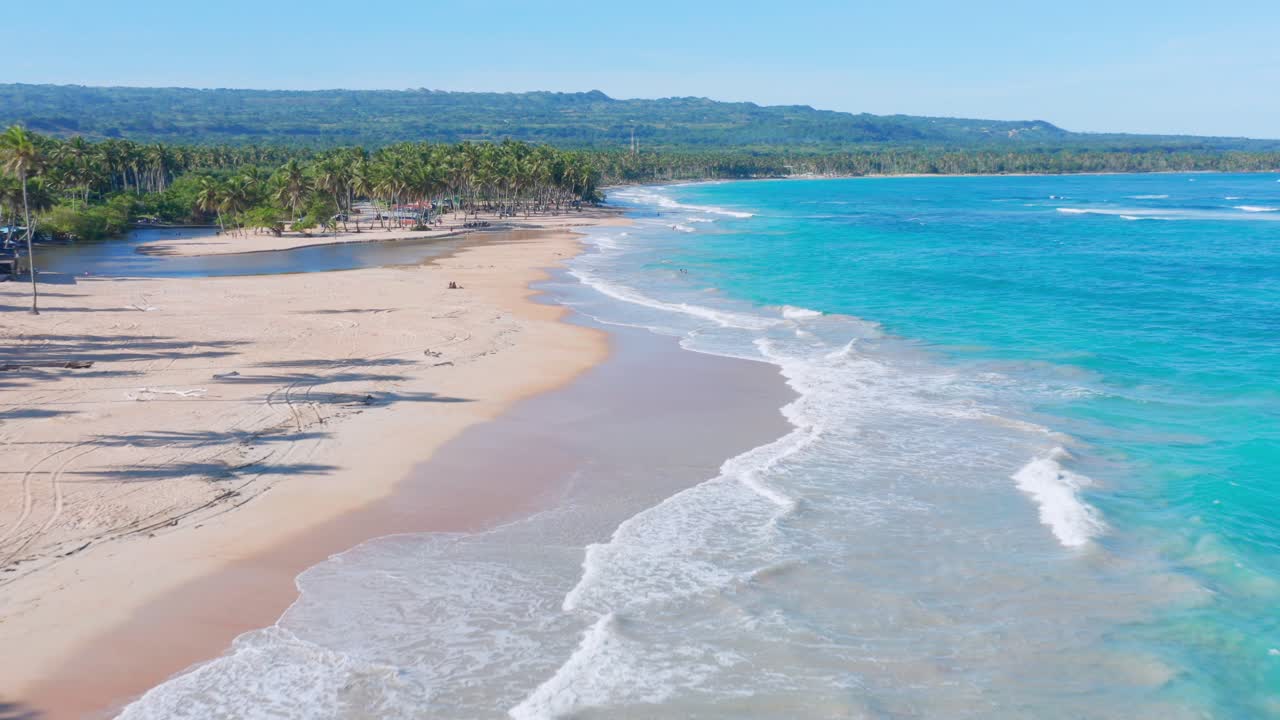 vuelo sobre las aguas turquesas de la playa de arroyo salado, república dominicana