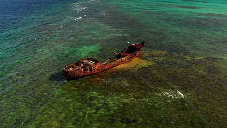 Antena-épica-De-Un-Naufragio-En-Un-Arrecife-Ubicado-En-El-Caribe