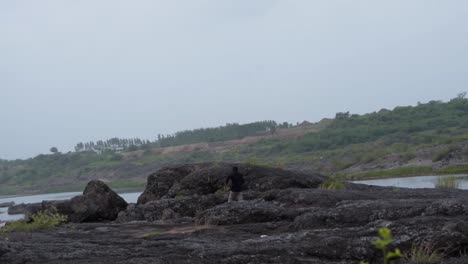 Corriendo-Sobre-Las-Rocas-De-Rasulpur,-Vadodara,-Gujarat