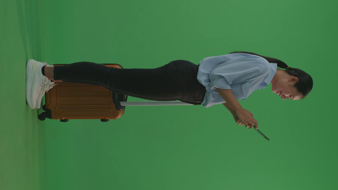 짐과 태블릿을 가진 여자