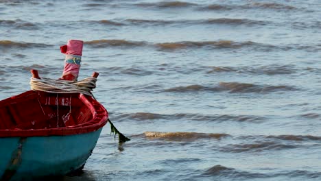pequeño barco de pesca colorido en aguas tranquilas