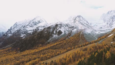 Drohnenflug-über-Ein-Atemberaubendes-Alpines-Tal-Im-Herbst