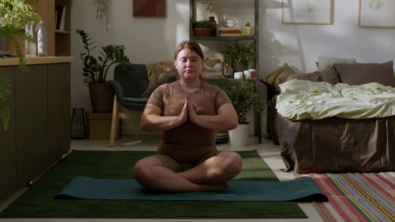 chica meditando en el dormitorio